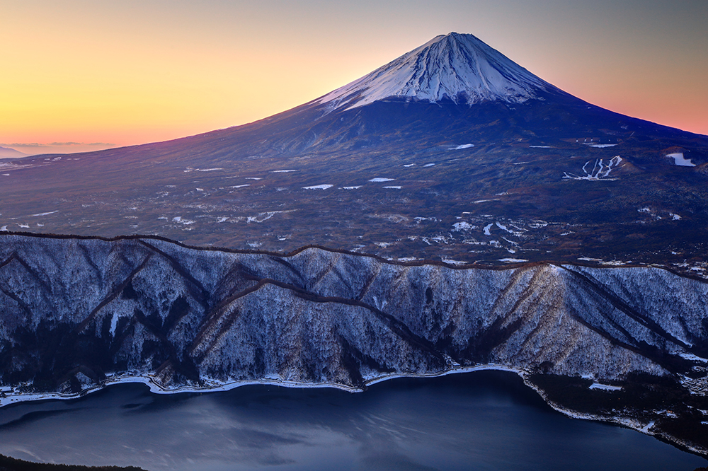 御坂山地・雪頭ヶ岳から黎明の富士山と西湖
